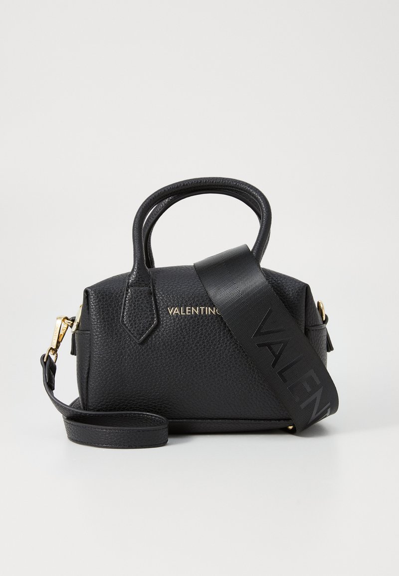 Črna usnjena torbica z pebblasto teksturo, ki ima kratek ročaj in snemljivi, nastavljivi ramenski trak z blagovno znamko "VALENTINO".