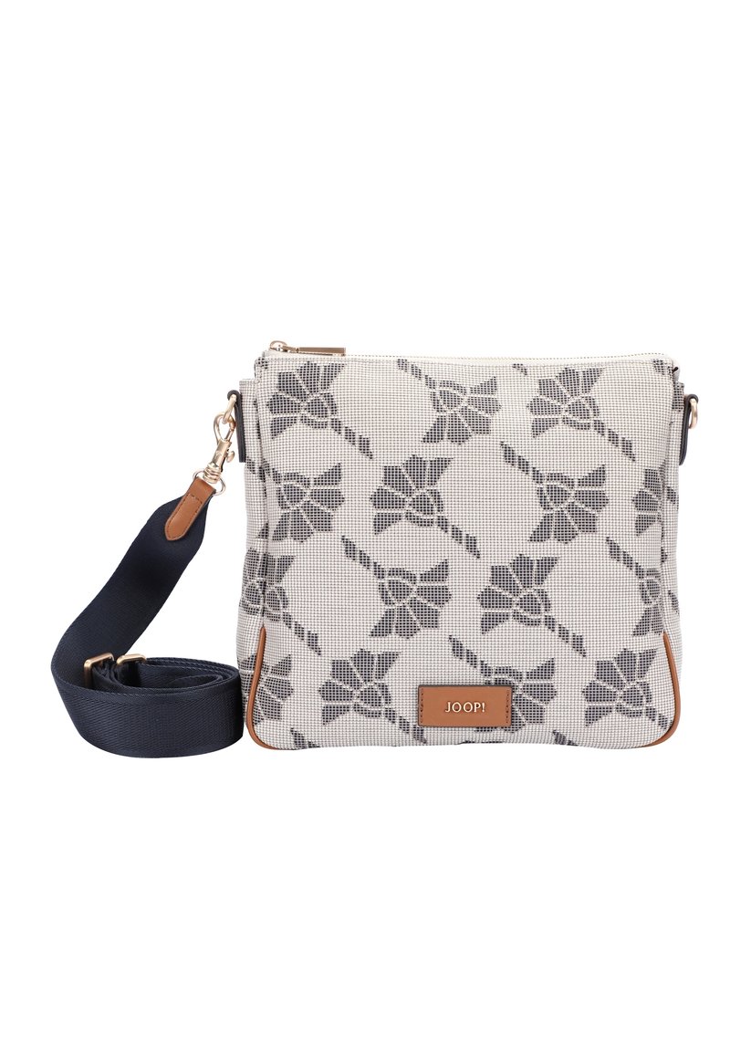 Beżowa torba z kwiatowym wzorem w odcieniu szarości, z akcentem z brązowej skóry i granatowym paskiem. Prostokątny kształt z zamkiem błyskawicznym i metką z logo marki.