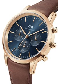 Orologio cronografo in tonalità oro con un quadrante blu intenso, tre sotto-quadranti, cinturino in pelle marrone e dettagliati indicatori dei minuti.