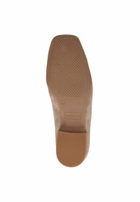 Podeszwa buta Caprice w jasnobrązowej gumie z teksturowaną powierzchnią i kwadratowym obcasem. Wytłoczony wskaźnik rozmiaru "37". Wierzch wykonany jest z miękkiego materiału przypominającego zamsz.