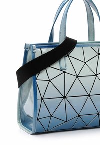 Zila ģeometriska rokassoma ar spīdīgu virsmu, kurai ir trīsstūru raksts melnā krāsā. Iekļauj divas rokas un noņemamu melnu siksnu.