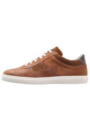Casual lage bruine leren sneaker met witte veters en zool, meshdetails aan de zijkanten en een grijze hielaccent, zijaanzicht.