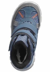 Bota impermeable azul con acentos grises, que presenta una parte superior texturizada, dos correas ajustables de Velcro y una suela gruesa y con patrón.