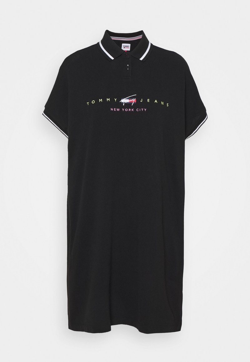 Černé polo šaty Tommy Jeans s krátkými rukávy, bílým lemem na límci a rukávech a logem "Tommy Jeans New York City" na hrudi.