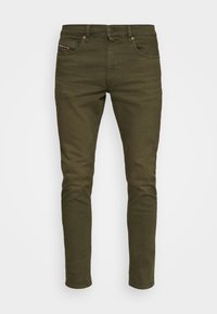 Jeans verde oliva oscuro en un diseño slim fit, que cuentan con un clásico diseño de cinco bolsillos con herrajes en tono cobre y detalles de costura sutiles.