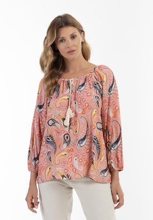 Rosa Bluse mit Paisley-Muster, ausgestattet mit einem Rundhalsausschnitt, elastischen Ärmeln und einer Kordel mit Quasten an der Vorderseite.