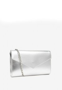 Pochette argentée en matériau métallique, avec un design repliable, une chaîne en argent et un motif géométrique cousu.