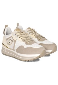 Beżowe i białe sneakersy z teksturowanym siatkowym wierzchem, zamszowymi akcentami, metalicznymi złotymi detalami oraz warstwową gumową podeszwą. Związane.