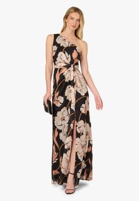 Maxikleid mit einem Ein-Schulter-Design, schwarzer Basis und großen Blumenmustern in Creme und Pfirsich. Verfügt über einen seitlichen Schlitz und eine plissierte Textur.