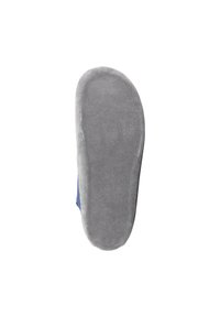 Schoenzool van grijs rubbermateriaal, afgeronde vorm, met een gladde textuur. De buitenrand heeft een blauwe stoffen accent.