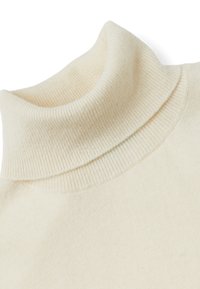 Maglione a collo alto color crema con texture a coste, dotato di colletto ripiegato e corpo liscio. Realizzato in un materiale morbido e leggero.