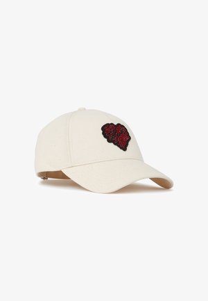 Gorra de béisbol de algodón blanca con un parche en forma de corazón negro y rojo en la parte frontal. El visera curvada realza su diseño casual. Textura suave.