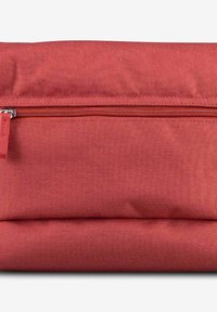 Borsa di stoffa rossa con chiusura a cerniera, caratterizzata da una superficie liscia e un design rettangolare semplice. Nessun motivo o accessorio visibile.