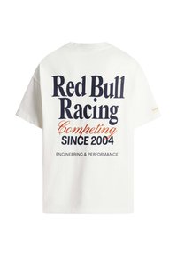 Λευκό T-shirt με το κείμενο "Red Bull Racing Competing Since 2004 Engineering & Performance" σε μαύρο και πορτοκαλί στο πίσω μέρος.