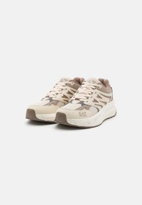 EA7 Emporio Armani SONIC DART UNISEX - Baskets basses - beige/white