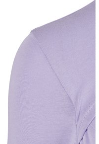 Fialový top s krátkým rukávem a žebrovanou strukturou. Má zaoblený výstřih a přiléhavý střih. Viditelné švy podél ramenního švu.