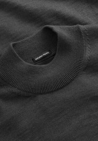 Dunkelgrauer Merinowollpullover mit Rundhalsausschnitt und geripptem Kragen. Hat eine glatte Textur und ein kleines Markenlabel im Kragen.