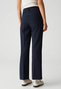 Marineblauwe, middelhoge broek met een rechte pasvorm, met achterzakken en een soepele stoftextuur.