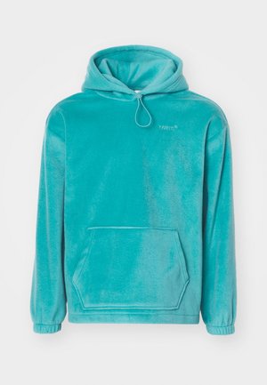 Tirkīza krāsas kapučīņa krekls ar mīkstu tekstūru, priekšējā kengura kabata un elastīgas aproces. Izstrādājums ir aprīkots ar savilcēju ap kaklu.