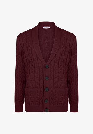 Bordeaux gebreide cardigan met een getextureerd kabelpatroon, voorzien van een sjawlboord, vijf zwarte knopen en twee voorzakken.