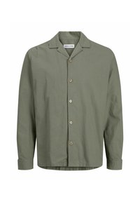 Camisa verde oliva de botón con cuello, mangas largas y un corte relajado. Presenta botones de material natural y una tela suave y texturizada.