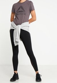 Reebok T-shirt med print - grey