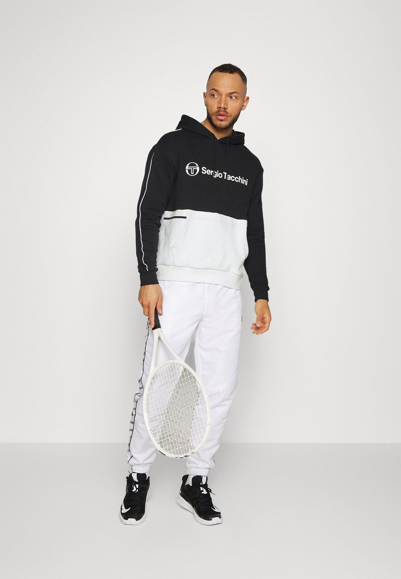 Herren Shirts | Sergio Tacchini ALOE KAPUZENSWEATSHIRT Kapuzenpullover black/white/schwarz - ZW02562 Herren Shirts | Sergio Tacchini ALOE KAPUZENSWEATSHIRT Kapuzenpullover black/white/schwarz - ZW02562