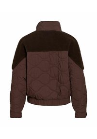 Veste matelassée marron avec panneau en polaire brun foncé texturé sur les épaules et le haut du dos, col montant, taille et poignets élastiqués.