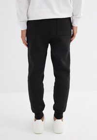 INSIDE JOGGER - Pantalones deportivos - black