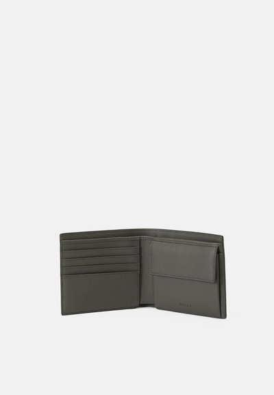 Donkergrijze leren portemonnee, bi-fold ontwerp, meerdere kaartsleuven aan de ene kant, vlak vak aan de andere kant, gladde textuur, minimalistische branding.