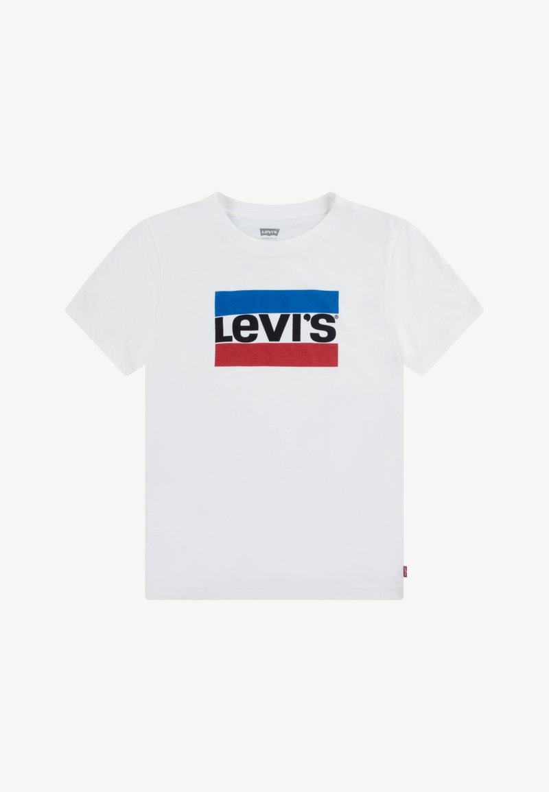 Balta kokvilnas T-krekls ar īsām piedurknēm, uz kura ir zils un sarkans taisnstūra grafisks attēls ar melnu uzrakstu "Levi's".