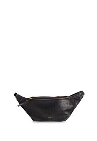 Černá kožená ledvinka s texturovaným vzorem krokodýlí kůže, zlatým zipem a logem značky. Zakřivený tvar s nastavitelným popruhem.