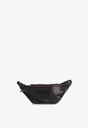 Riñonera de cuero negro con textura de patrón de cocodrilo, cremallera dorada y logotipo de la marca. Forma curva con una correa ajustable.