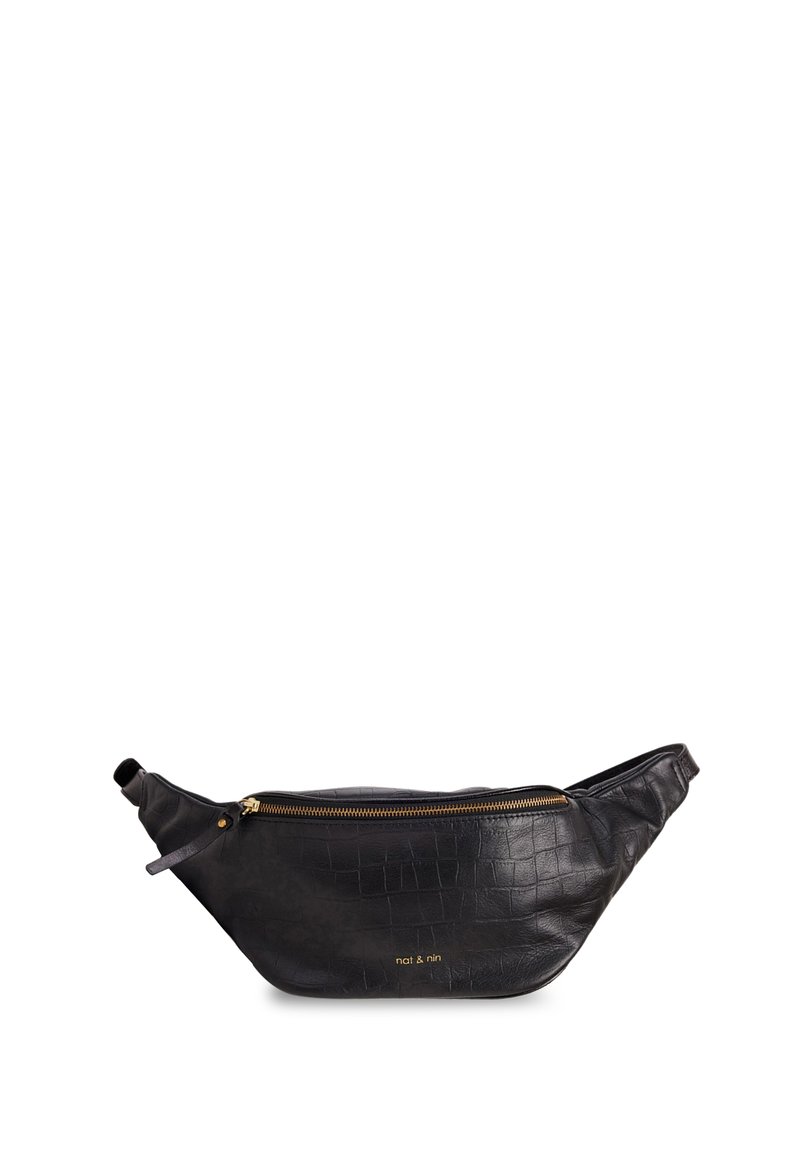 Černá kožená ledvinka s texturovaným vzorem krokodýlí kůže, zlatým zipem a logem značky. Zakřivený tvar s nastavitelným popruhem.