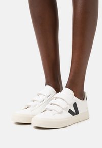 Veja RECIFE LOGO - Sapatilhas - extra white/black
