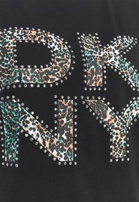 Černé tričko s velkým nápisem "DKNY" leopardím potiskem, s metalickými akcenty a zdobením z kamínků kolem písmen.