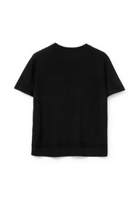 Černé tričko s krátkým rukávem vyrobené z měkkého, texturovaného materiálu. Má kulatý výstřih a rovný lem s minimálními šicími detaily.