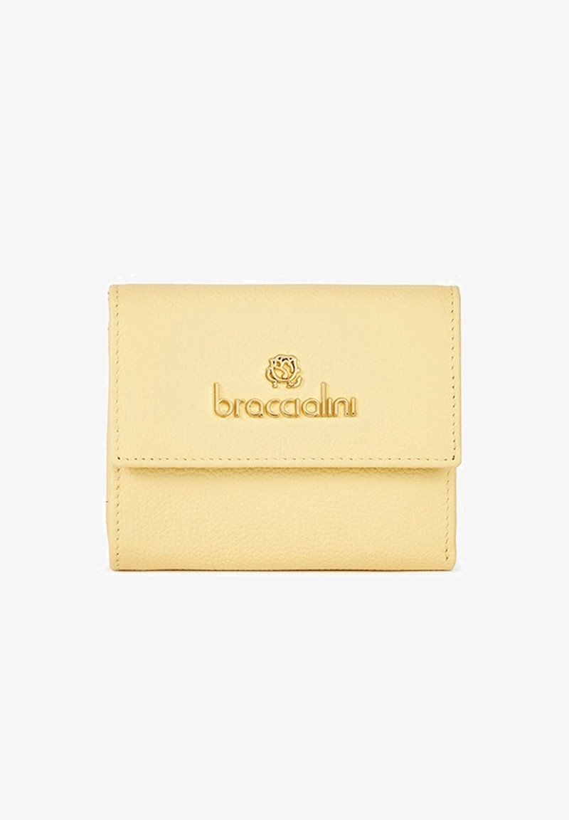 Gele leren portemonnee met een textuur oppervlak, voorzien van een gouden logo en een klepafsluiting. Compact ontwerp geschikt voor kaarten en contant geld.