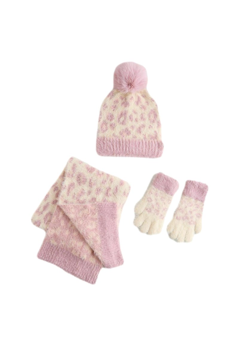 Set di accessori lavorati a maglia caldo, composto da un berretto leopardato rosa con pom-pom, una sciarpa crema con dettagli rosa e guanti senza dita coordinati.