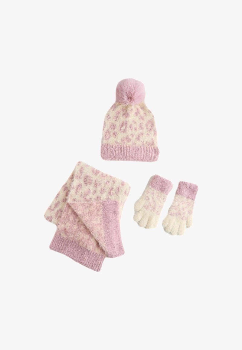 Ensemble d'hiver doux rose et blanc duveteux avec motifs léopard, comprenant un bonnet à pompon, une écharpe et des gants à doigts sur fond blanc.
