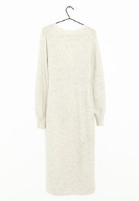 Vestido de punto gris de manga larga en una percha, con un escote redondo y puños acanalados, que presenta un diseño texturizado simple y sutil.