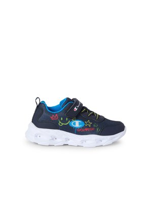 Marineblauwe sneaker met een textuur van gaas aan de bovenkant, kleurrijke grafische accenten in groen en rood, een witte chunky zool en een klittenbandsluiting.