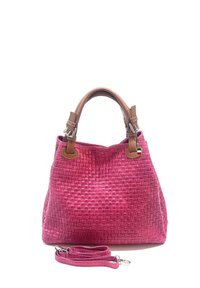 Sac à main en cuir tressé rose avec des anses brunes, présentant une surface texturée et une bandoulière amovible. Comprend un petit détail représentant le drapeau italien.