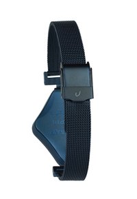 Une sangle noire réglable présente un design texturé, une boucle en plastique avec un logo et une attache robuste pour un ajustement sécurisé.