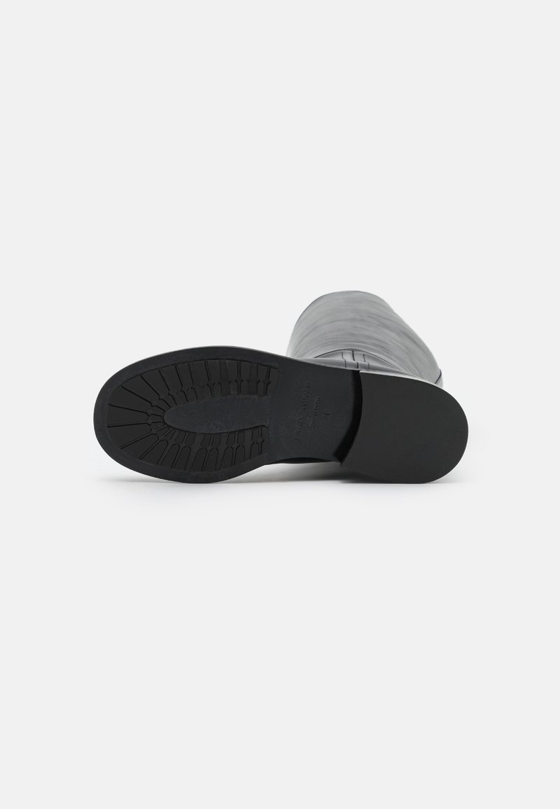 Czarne skórzane buty z teksturowaną cholewką, zaokrąglonym czubkiem i gumową podeszwą z wzorem bieżnika zapewniającym przyczepność. Płaski obcas, minimalistyczny design.