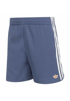 Shorts en tissu bleu texturé avec taille élastique, bandes blanches sur les côtés et petit logo Adidas orange sur la jambe gauche.