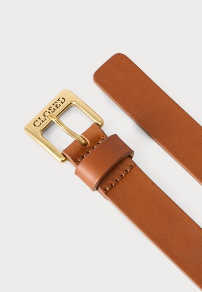 Ceinture en cuir marron avec boucle rectangulaire dorée gravée du mot « CLOSED », montrant la boucle et les extrémités de la sangle sur fond blanc.