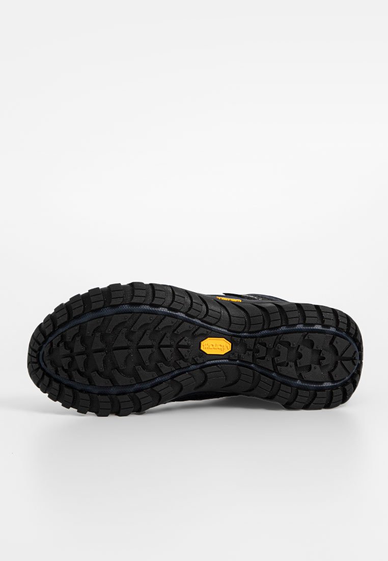 Czarna podeszwa butów trekkingowych z głębokim bieżnikiem zapewniającym przyczepność, z żółtym logo oraz wzmocnionymi krawędziami dla zwiększenia trwałości. Płaski profil.