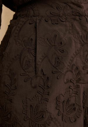 Love & Roses, REGULAR FIT - 3D SHORTS . - Shorts - chocolate brown