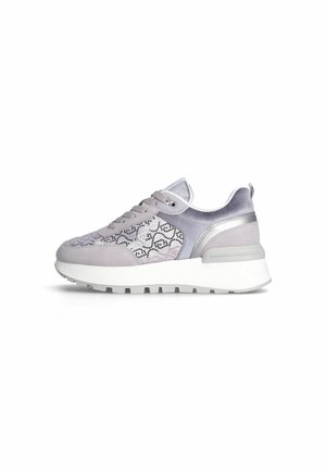 Sneaker grigio chiaro con una tomaia texturizzata che presenta un motivo. Accenti in tessuto liscio, suola bianca e design con lacci.